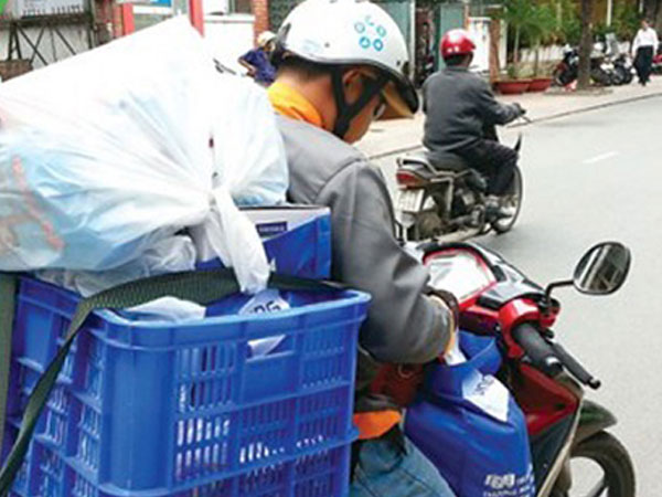 Giá tăng gấp ba, shipper từ chối khách vì tắc đường