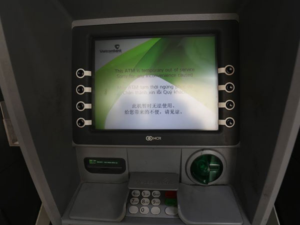 Không gì khổ hơn rút tiền cận Tết: 'Rồng rắn' hàng giờ ở cây ATM, đến lượt thì máy hết tiền!