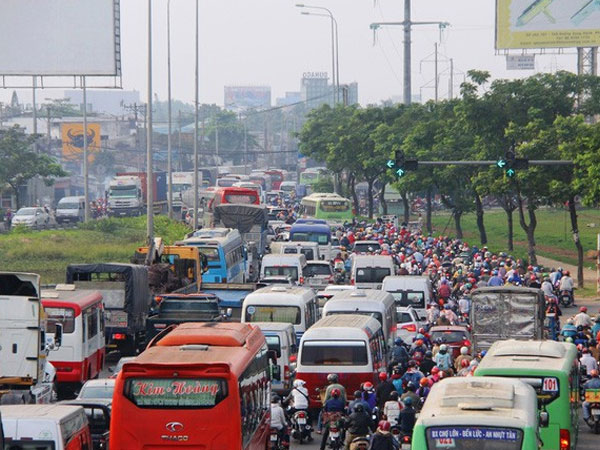 Ngày chủ nhật cuối cùng trong năm, người miền Tây ùn ùn về quê ăn Tết khiến Quốc lộ 1A kẹt cứng