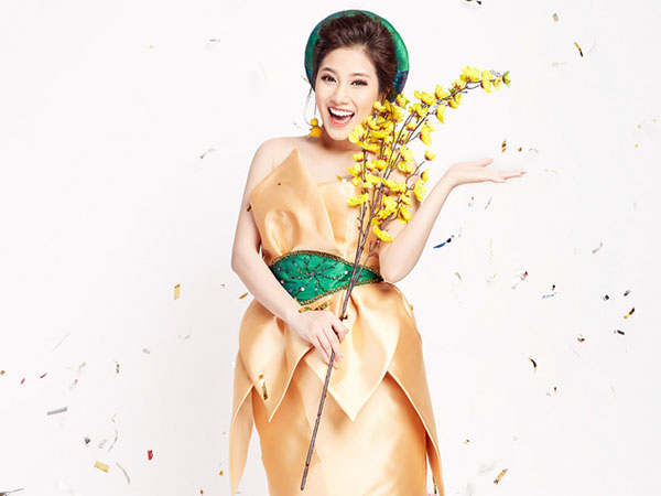 'Ngọc nữ Bolero' Tố My khoe vẻ gợi cảm trong bộ hình đón Tết