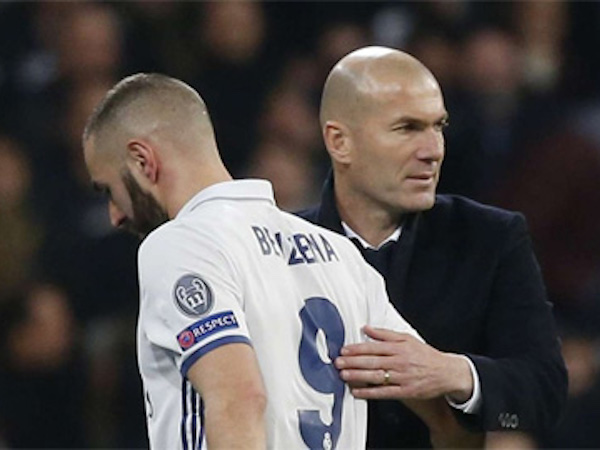 Zidane bảo vệ Benzema trước cơn thịnh nộ của fan Real
