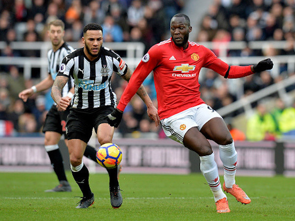 Hậu vệ Newcastle chê MU kém hơn cả Arsenal và Man City