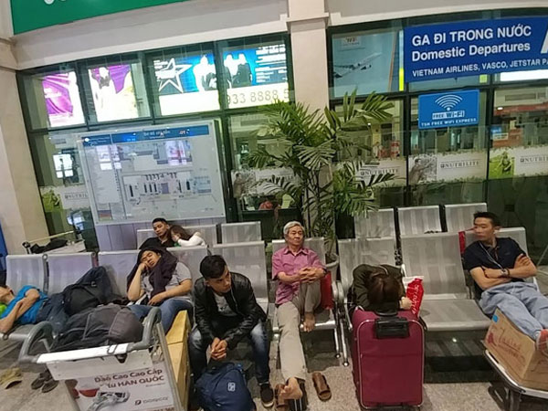 Nghìn người 'hành xác' ở sân bay Tân Sơn Nhất rạng sáng 27 Tết
