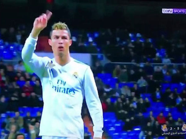 Ronaldo lắc đầu, chế giễu khán giả chê Benzema