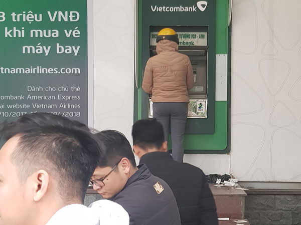 Rút tiền ATM dịp Tết: Vì sao người dân phải chịu xếp hàng nhiều giờ?