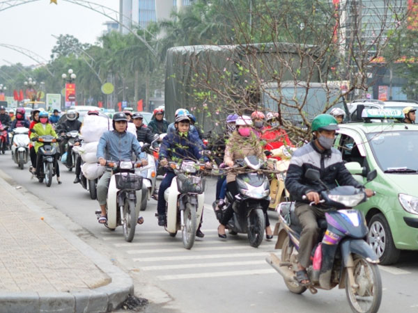 Shipper bỏ về quê: Chủ hàng ê ẩm lái ô tô, chạy SH giao hàng