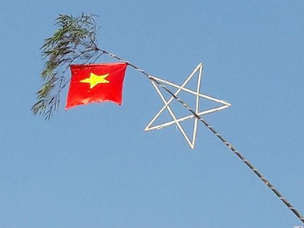 Treo cờ đón Tết, hai vợ chồng bị điện giật bỏng nặng