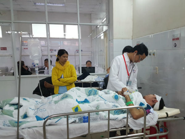 Vụ lật xe khách, 2 người chết, 11 người bị thương: Tiếng trẻ em, phụ nữ khóc rất thê lương