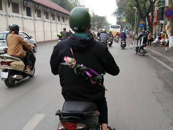 Bức ảnh 'chở một nhành hoa' gây sốt ngày lễ Tình nhân