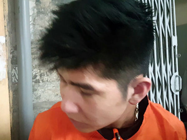 Cảnh sát thu ma túy, dao bấm của gã có tiền án tội giao cấu với trẻ em