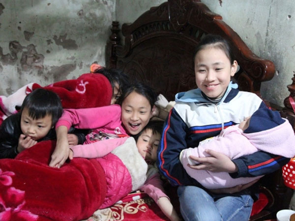 Cặp vợ chồng 29 tuổi sinh sòn sòn 8 đứa con: ‘Gia đình tôi chưa bao giờ mua cành đào, cây quất đón Tết’