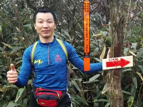 ‘Ngán’ xe cộ, người đàn ông chạy bộ 211km về quê ăn tết