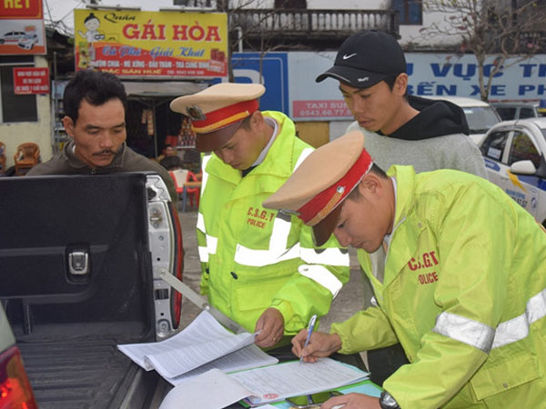 Ôtô 46 chỗ nhồi nhét 79 khách ngày cận Tết