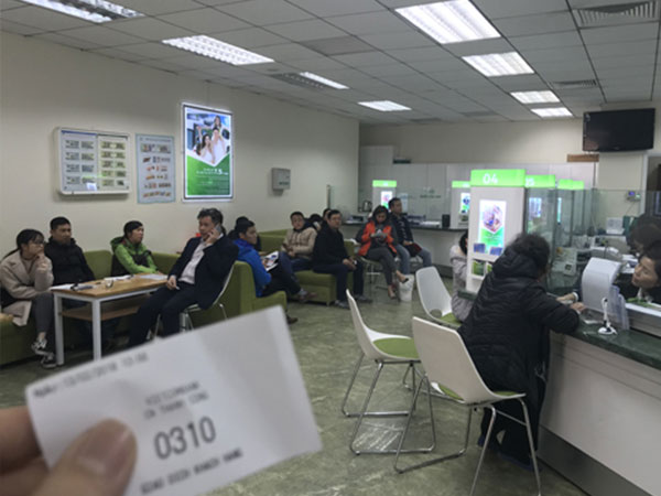 Phòng giao dịch, ATM đông nghẹt trong ngày 28 Tết
