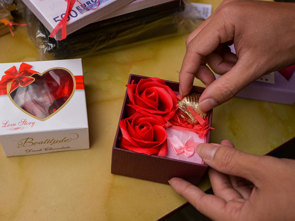 Thị trường quà tặng Valentine 'lu mờ' vì không khí Tết