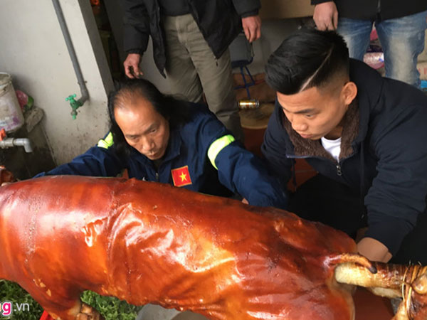 Văn Thanh phụ cha mổ lợn quay đãi họ hàng ngày cuối năm