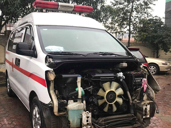 Xe cứu thương tông 3 người một gia đình nguy kịch, tài xế lái xe bỏ trốn