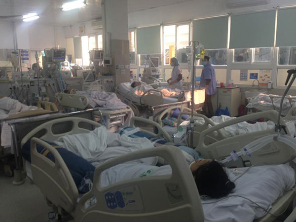 Cận Tết, Bệnh viện Bạch Mai 'vỡ trận', bác sĩ kiệt sức vì cấp cứu