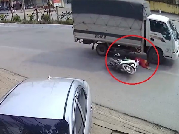 Video: Thiếu quan sát, người phụ nữ suýt bị cuốn vào gầm xe tải