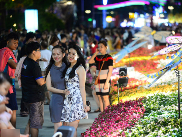 Hàng nghìn người đổ về đường hoa Nguyễn Huệ trong đêm khai mạc