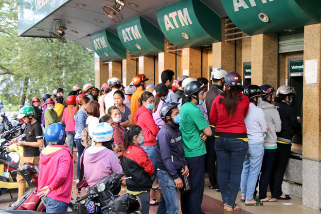 NHNN yêu cầu khắc phục tình trạng ATM quá tải dịp Tết