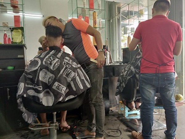 Salon tóc, tiệm sửa xe 'hốt' cả chục triệu/ngày dịp Tết