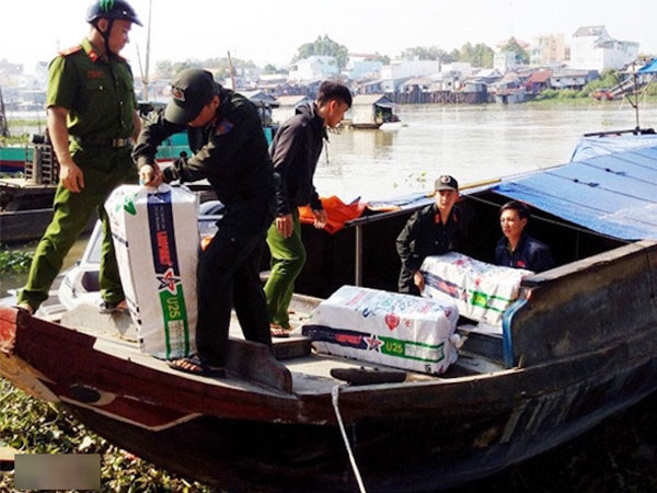 Cảnh sát bắt giữ ghe gỗ chở hơn 30.000 gói thuốc nhập lậu