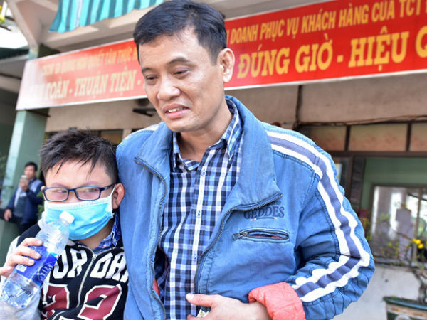 Cha bật khóc tìm con trai lạc ở sân ga sáng 30 Tết