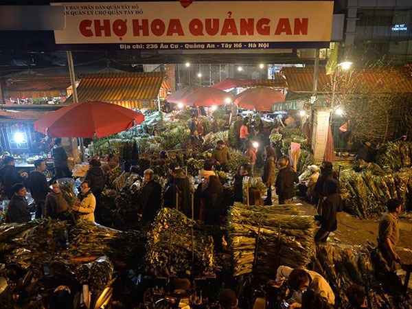 Chùm ảnh: Tấp nập chợ hoa Quảng An đêm trước giao thừa
