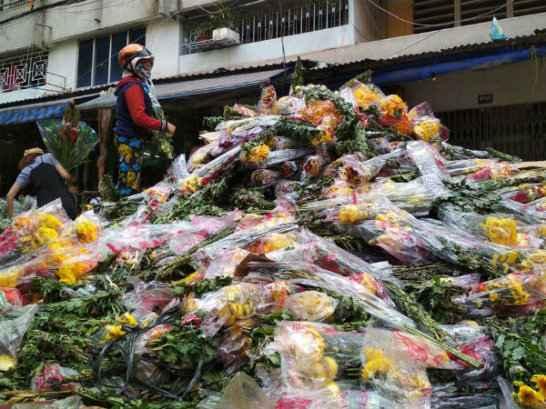 Hoa chất thành 'núi', đổ bỏ bên đường ngày 30 Tết ở Sài Gòn