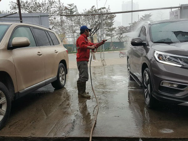 Ngày 30 Tết: Rửa xe 200 nghìn đồng/lượt, khách vẫn ùn ùn xếp hàng