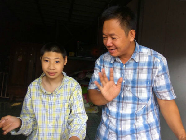 Người cha và 2 con bại não từng khiến dư luận 'giận mà thương' tết này ra sao?