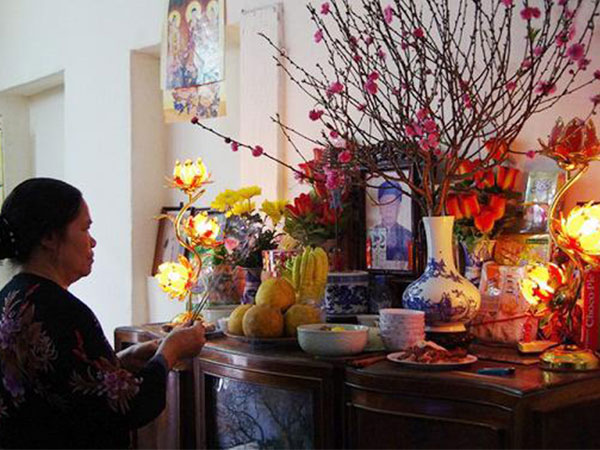 Những loại hoa kiêng kỵ cắm trên bàn thờ ngày Tết, thơm và đẹp đến mấy cũng không dùng