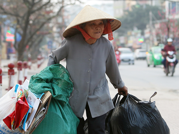 Những người mưu sinh trên phố Hà Nội chiều tối 30 Tết