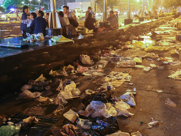 'Biển' rác ở trung tâm Sài Gòn sau màn pháo hoa đêm giao thừa