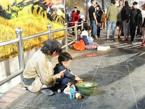 'Cái bang' lê lết xin tiền ở Hồ Gươm trong đêm Giao thừa