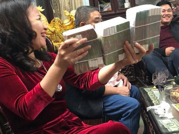 'Mẹ nhà người ta' mừng tuổi các con cả xấp 500 nghìn khiến cư dân mạng ngỡ ngàng ngày đầu xuân