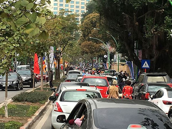Người dân đi du xuân đầu năm đường phố Hà thành kẹt cứng