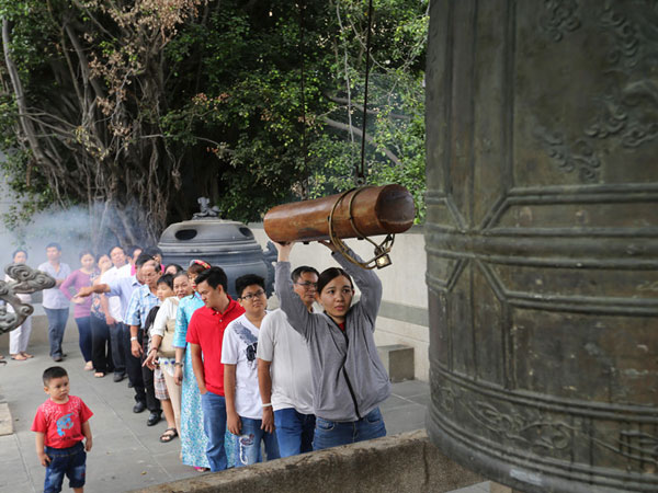 Người Sài Gòn xếp hàng để được gõ chuông chùa ngày đầu năm
