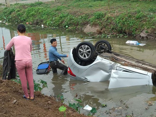 Sáng mùng 1 Tết, ô tô mất lái phơi bụng giữa mương