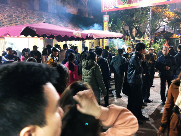 Sau thời khắc giao thừa Tết Mậu Tuất, người dân Thủ đô đi chùa, mua muối đầu năm lấy may mắn
