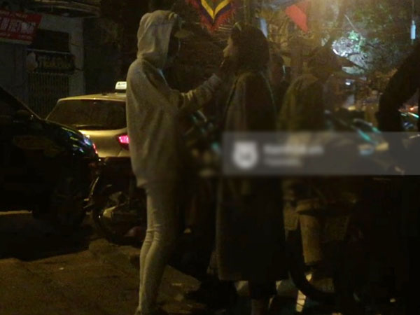 Clip độc quyền: Soobin Hoàng Sơn vô tư thể hiện tình cảm trên phố, vào cùng khách sạn với bạn gái tin đồn lúc 2h sáng