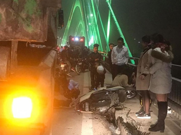 Điều tra vụ xe rác tông 3 thanh niên trên cầu Nhật Tân