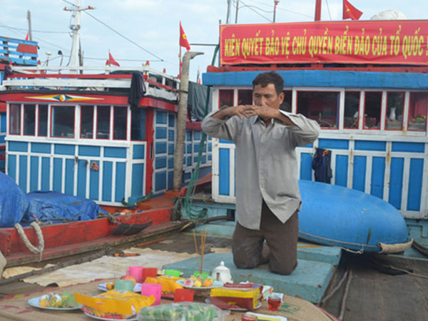 Hàng trăm tàu cá Lý Sơn nô nức mở cửa biển đầu xuân