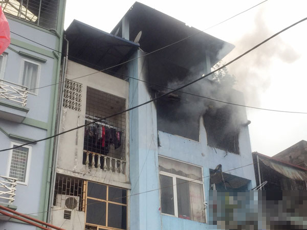Lại cháy lớn nhà dân ở Hà Nội ngày mùng 2 Tết, nhiều người dân hốt hoảng bỏ chạy