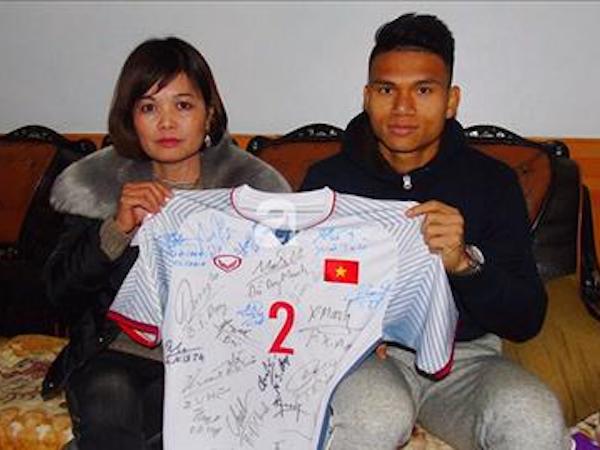 Áo đấu của hậu vệ U23 Việt Nam được bán với giá 330 triệu đồng