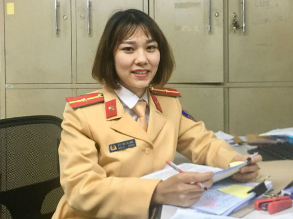 'Bóng hồng' cảnh sát giao thông kể về kỷ niệm đặc biệt ngày trực Tết