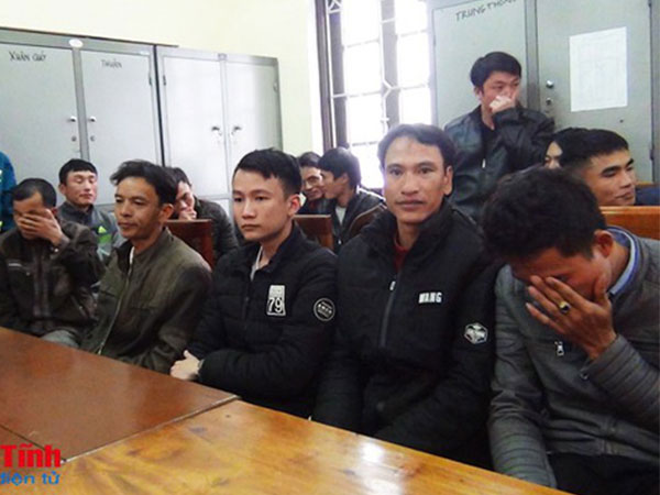 Đốt pháo dịp giao thừa, 33 người ăn Tết ở đồn công an