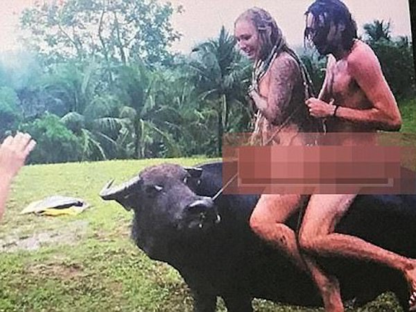 Khách Tây khỏa thân cưỡi trâu gây bức xúc ở Philippines