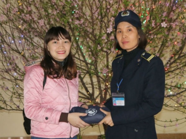 Nữ bảo vệ trả lại gần 19 triệu đồng cho người đánh rơi